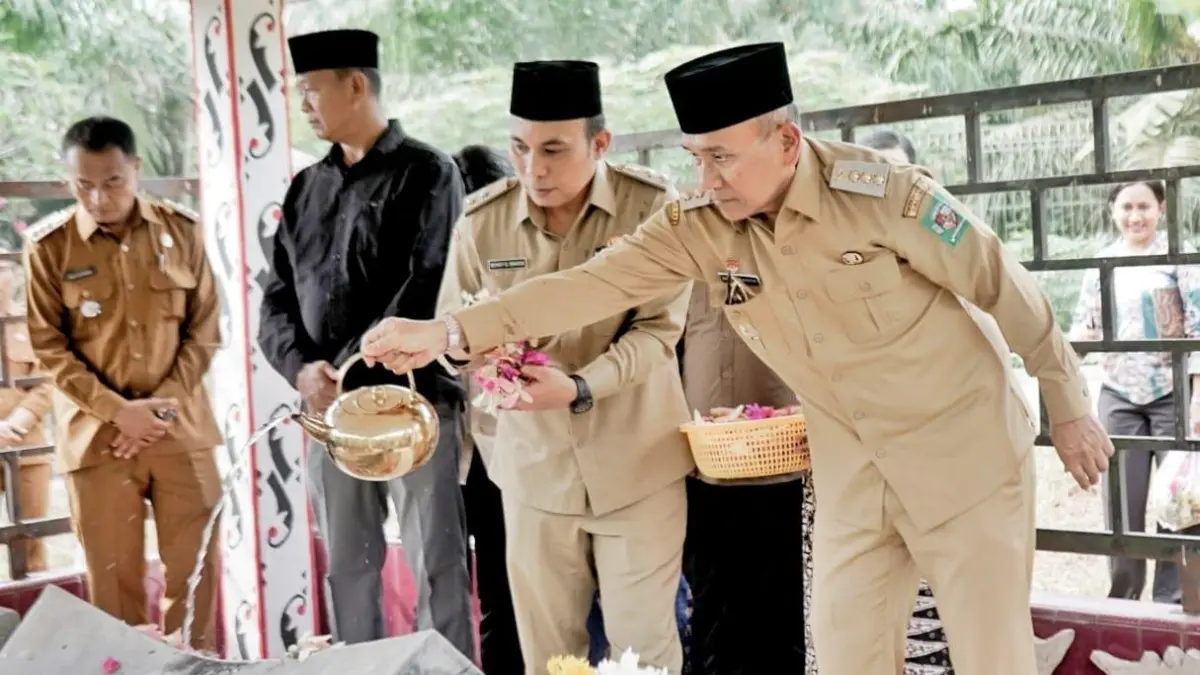 Rombongan Pemkab Simalungun melakukan ziarah dan tabur bunga di makam Raja Marpitu dalam rangka menyambut Hari Jadi ke-193 Kabupaten Simalungun.