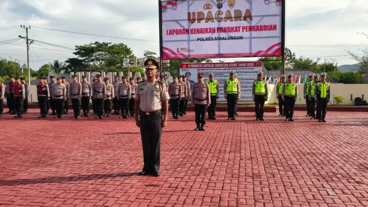 Upacara kenaikan pangkat pengabdian personel Polres Simalungun yang berlangsung di Lapangan Apel Polres Simalungun.