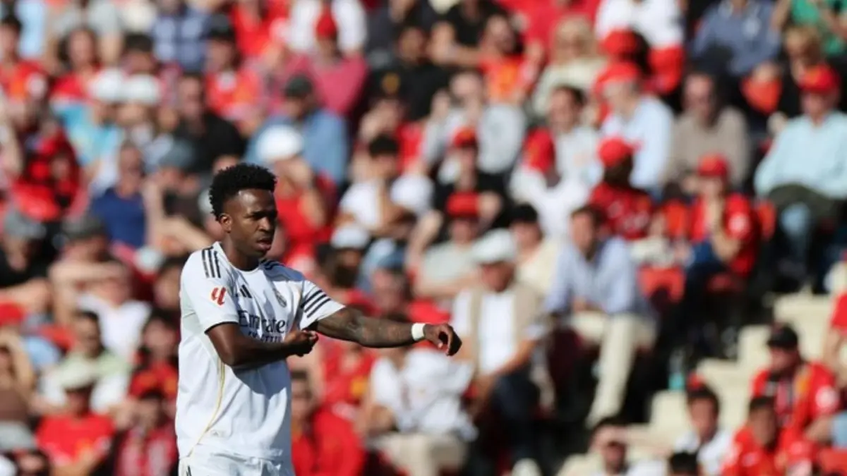 Vinicius Junior saat membela Real Madrid dalam sebuah pertandingan, menegaskan komitmennya untuk bertahan lama di klub.