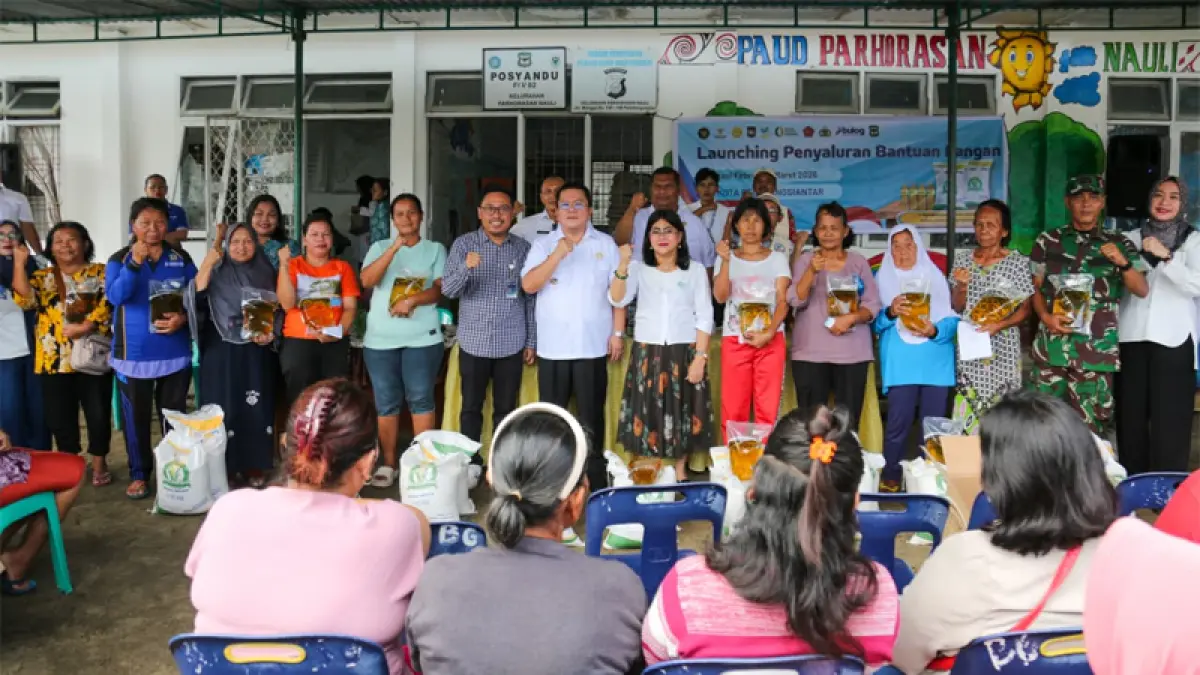 Wali Kota Pematangsiantar Wesly Silalahi SH MKn didampingi Ketua TP PKK Ny Liswati Wesly Silalahi me-Launching Bantuan Pangan Alokasi Februari-Maret 2026.