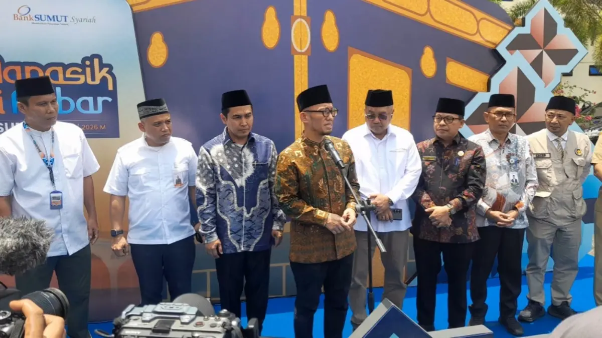 Dahnil Anzar Simanjuntak saat menutup Manasik Haji Akbar Bank Sumut di Asrama Haji Medan.