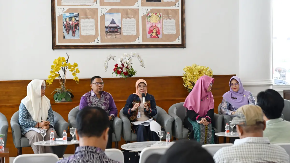 Dwi Endah Purwanti saat menyampaikan paparan dalam temu pers DP3AKB Sumut di Kantor Gubernur Sumatera Utara, Medan. (f: Diskominfo Sumut/Munawar Harahap)