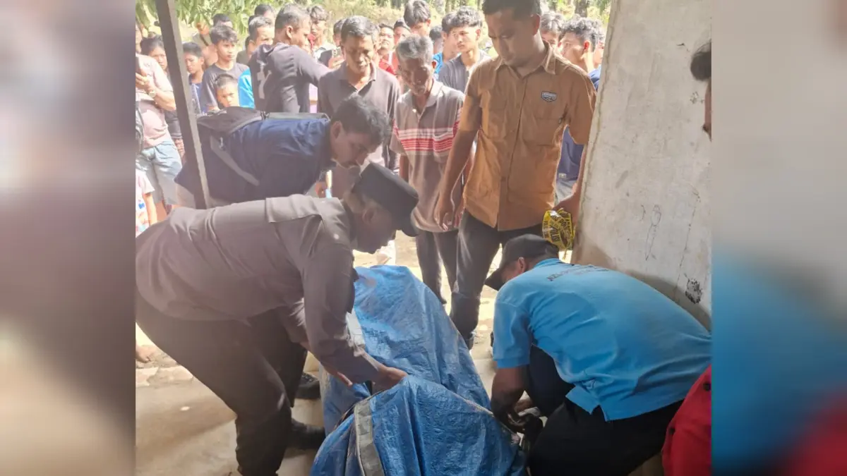 Jenazah Rijal Pasaribu dievakuasi petugas usai ditemukan tewas di rumahnya di Kabupaten Bengkalis, Riau