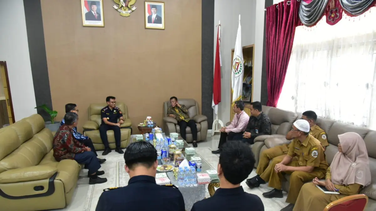 Masinton Pasaribu menerima kunjungan silaturahmi pimpinan KPP Pratama, KPPN, dan Bea Cukai Sibolga di ruang kerjanya.