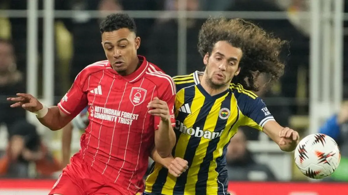 Pemain FC Porto dan Nottingham Forest berebut bola dalam laga perempat final Liga Europa UEFA di Estádio do Dragão.