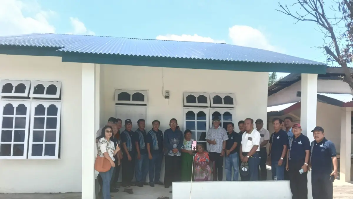 Penyerahan kunci rumah kepada Tional Boru Samosir dari Pengurus PPRS Kota Pematangsiantar.