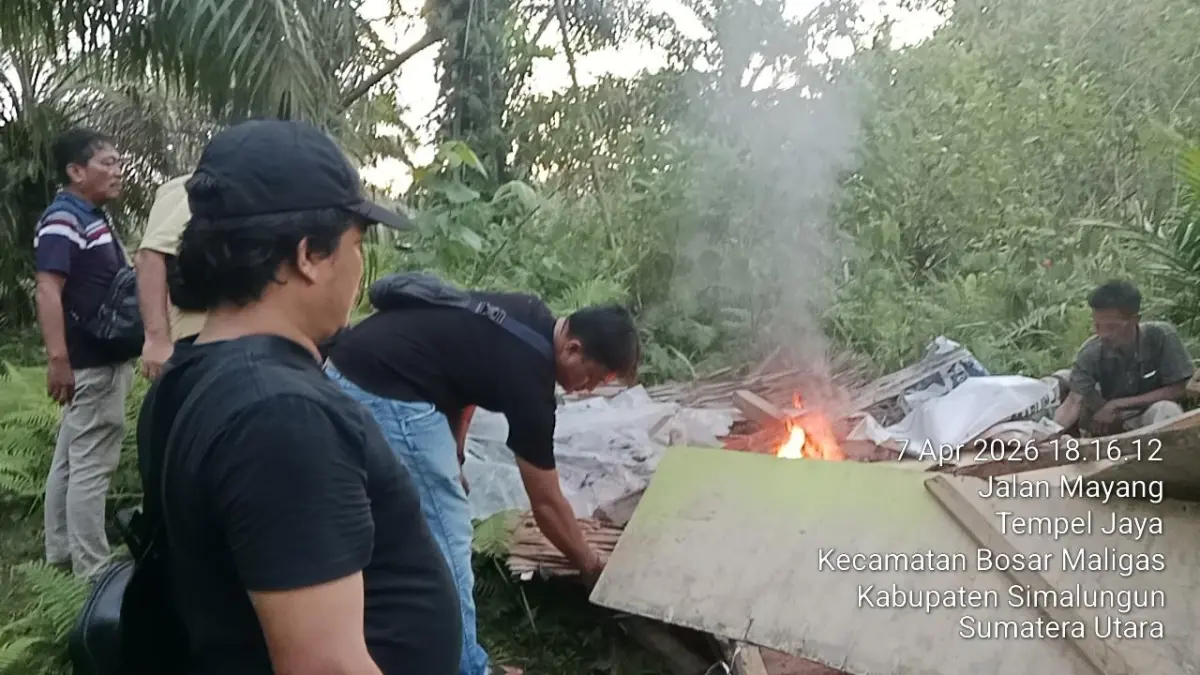 Petugas kepolisian bersama warga merubuhkan dan membakar gubuk yang diduga menjadi sarang narkoba di Kecamatan Bosar Maligas, Kabupaten Simalungun.