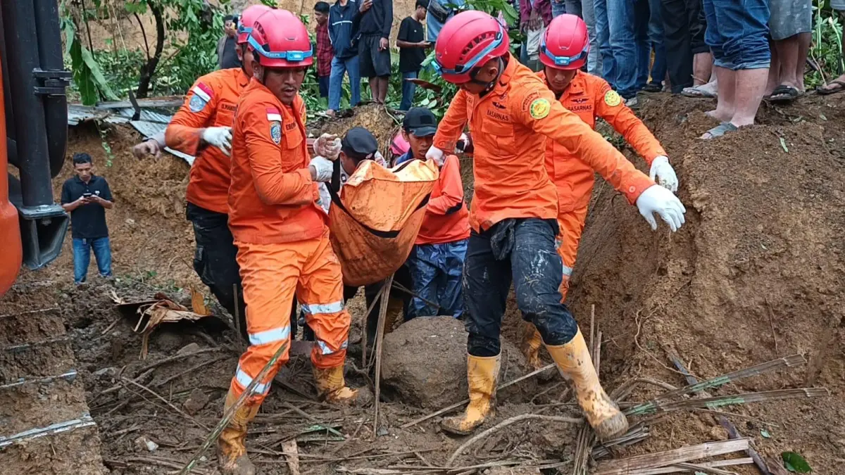 Proses evakuasi korban tertimbun longsor oleh tim SAR gabungan di Desa Sembahe, Kecamatan Sibolangit, Kabupaten Deliserdang.