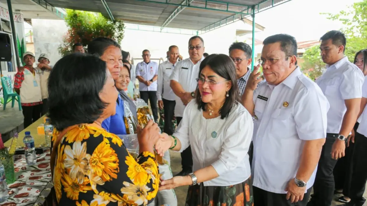 Wesly Silalahi menyerahkan bantuan pangan secara simbolis kepada warga di Kantor Lurah Parhorasan Nauli, Kecamatan Siantar Marihat.
