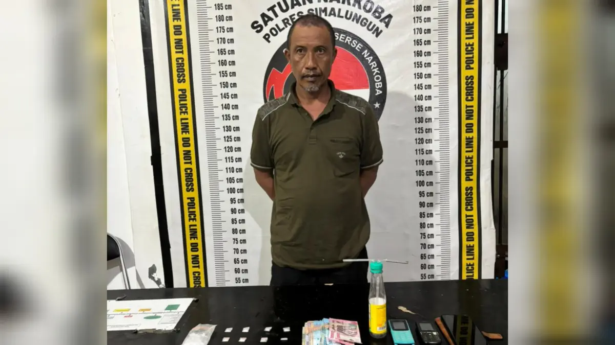 Tersangka Sanik Candra (46) bersama barang bukti 13,34 gram sabu, 16 plastik klip, alat hisap, dan uang tunai Rp1.032.000 yang diamankan Sat Narkoba Polres Simalungun dalam operasi penggerebekan di Huta Seniu, Desa Naga Dolok, Kecamatan Tapian Dolok, Senin (6/4/2026) dini hari.