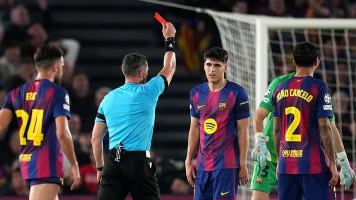 Bek Barcelona, Pau Cubarsi, meninggalkan lapangan usai menerima kartu merah dalam laga melawan Atletico Madrid di Camp Nou.