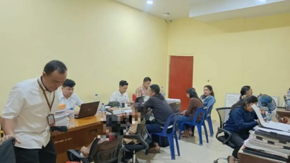 Dua korban penganiayaan, ES dan MS, saat didampingi saksi memberikan keterangan kepada petugas di Polres Samosir.