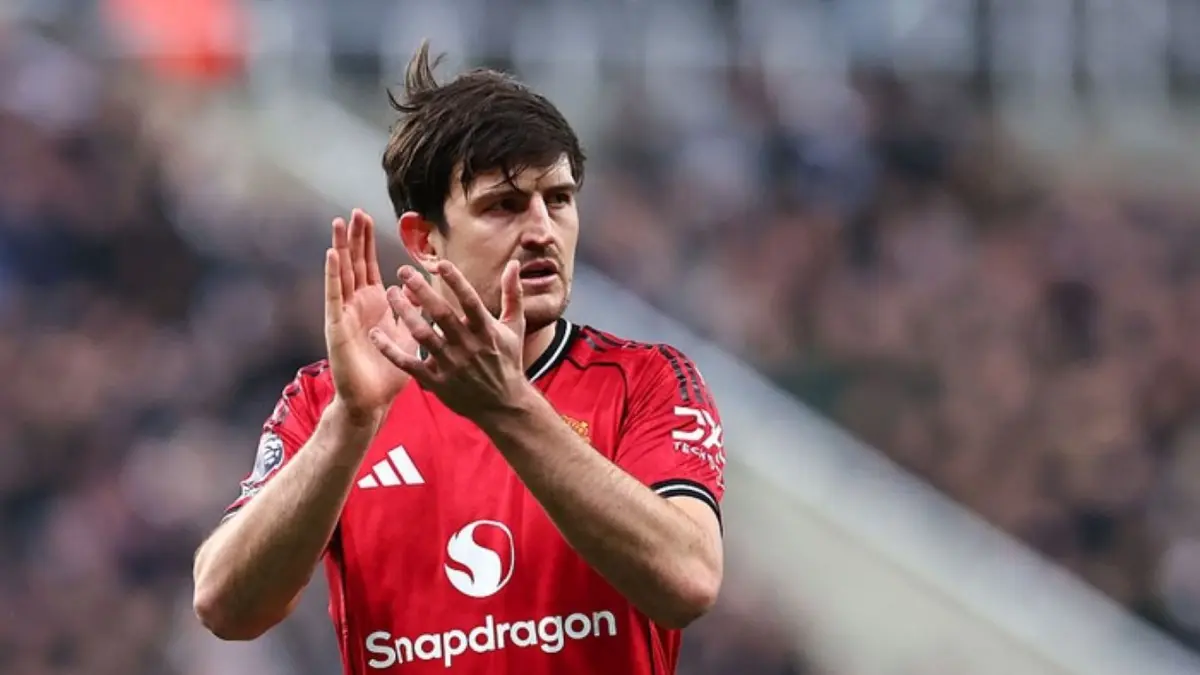 Harry Maguire saat membela Manchester United, bek senior yang memperpanjang kontrak hingga 2027 dengan kesediaan menerima pemotongan gaji signifikan.