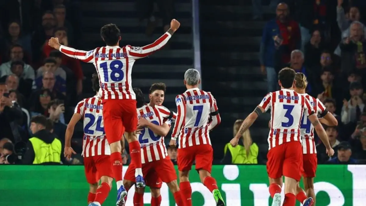 Julian Alvarez merayakan gol pembuka Atletico Madrid ke gawang Barcelona pada leg pertama perempatfinal Liga Champions di Camp Nou.