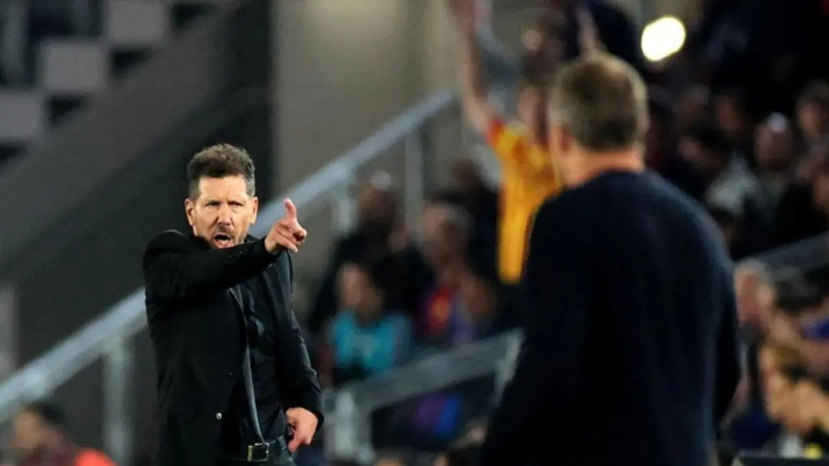 Pelatih Diego Simeone memberi instruksi kepada pemain Atletico Madrid saat menghadapi Barcelona pada leg pertama perempat final Liga Champions di Camp Nou.