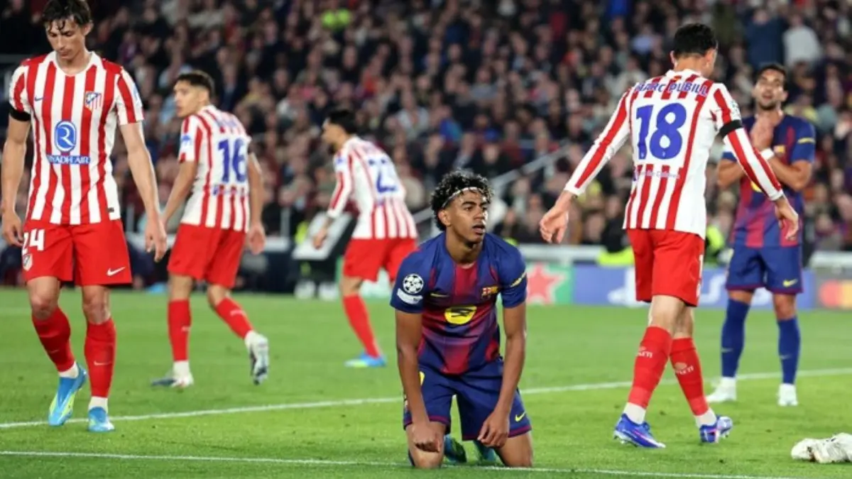 Pemain Barcelona, Lamine Yamal, bereaksi dalam laga melawan Atletico Madrid pada perempat final Liga Champions di Camp Nou.