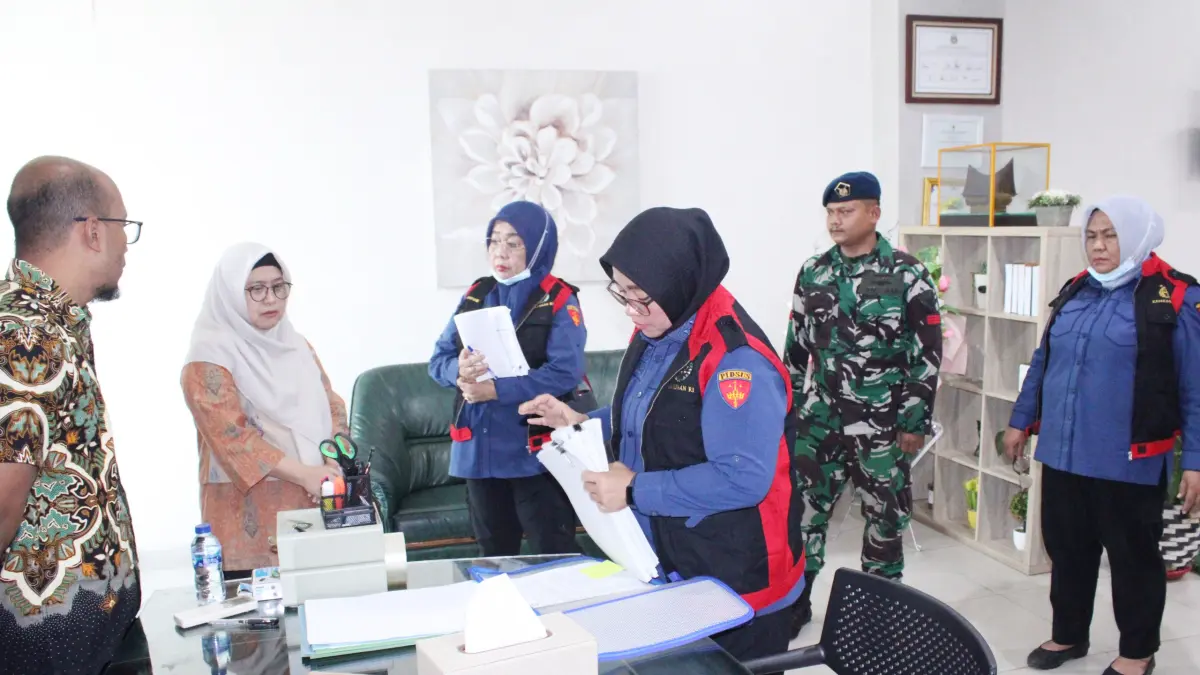 Petugas Kejaksaan Tinggi Sumatera Utara saat melakukan penggeledahan dan pemeriksaan dokumen di kantor BPN Sumut dan Kantor Pertanahan Kota Medan terkait dugaan korupsi pengadaan lahan Tol Medan–Binjai, Jumat (10/4/2026).
