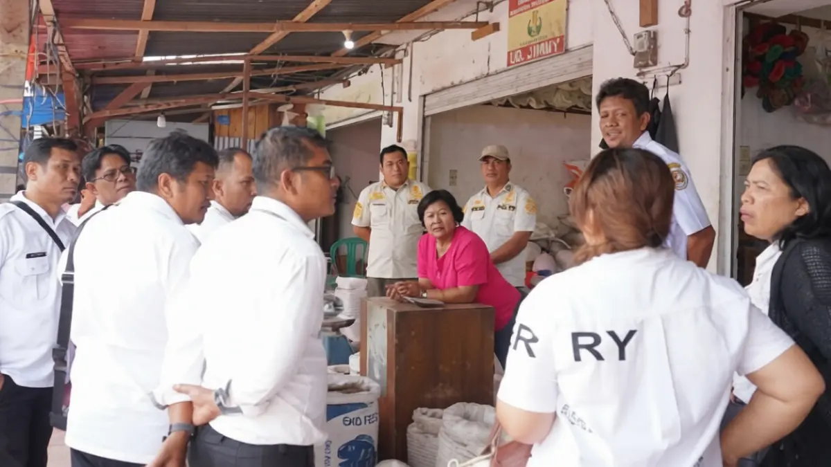Tim gabungan Pemkab Tapanuli Utara saat melakukan sidak dan monitoring harga serta distribusi pupuk bersubsidi di kios pengecer kawasan Pasar Tarutung, Rabu (8/4/2026).