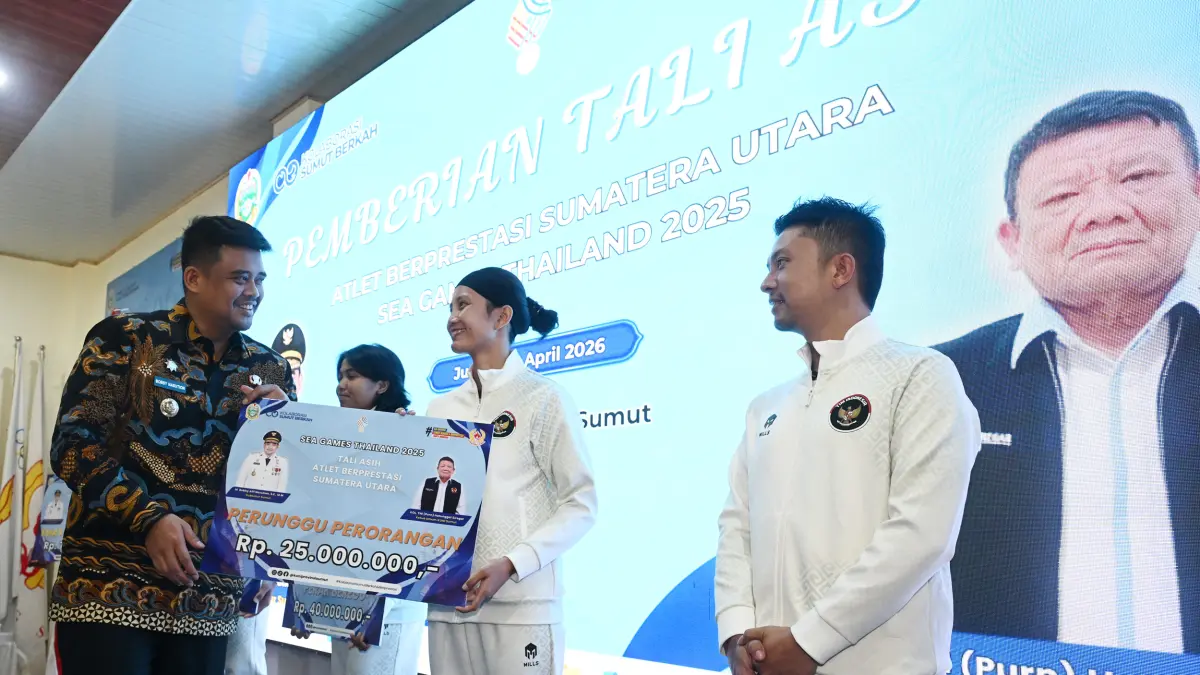 Gubernur Sumut Bobby Nasution menyerahkan tali asih kepada atlet peraih medali SEA Games 2025 di Kantor KONI Sumut, Deliserdang.