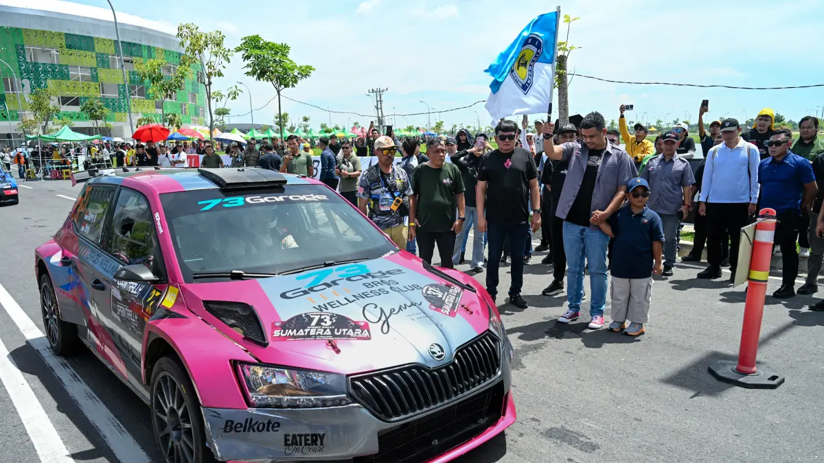 Gubernur Sumatera Utara Bobby Nasution menyaksikan langsung Kejurnas Sprint Rally Putaran I 2026 di Sport Centre Sumut, Deliserdang, Sabtu (11/4/2026). (Foto: Diskominfo Sumut/Imam Syahputra).