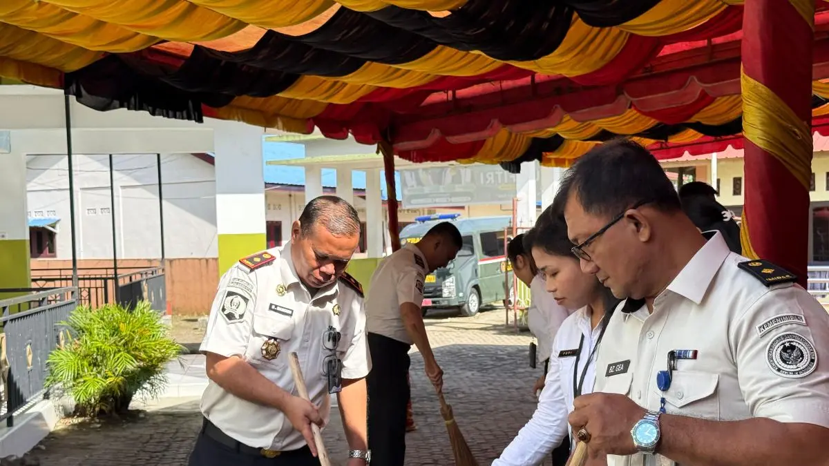 Kepala Lapas Kelas IIB Gunungsitoli Sahat Bangun, bersama jajaran pejabat struktural, dan seluruh pegawai membersihkan fasilitas umum dan sosial di Masjid Agung Kota Gunungsitoli.