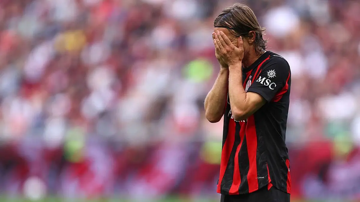 Pemain AC Milan tertunduk usai kalah 0-3 dari Udinese pada laga Serie A di San Siro, Sabtu (12/4/2026) malam WIB.