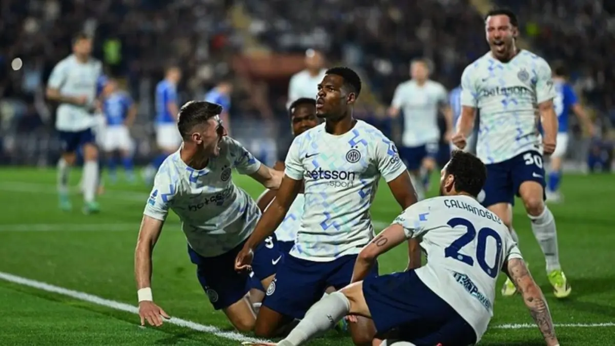 Pemain Inter Milan merayakan gol dalam kemenangan comeback 4-3 atas Como pada pekan ke-32 Serie A di Stadio Giuseppe Sinigaglia, Senin (13/4/2026) dini hari WIB. Marcus Thuram dan Denzel Dumfries masing-masing mencetak brace dalam kemenangan bersejarah Nerazzurri.