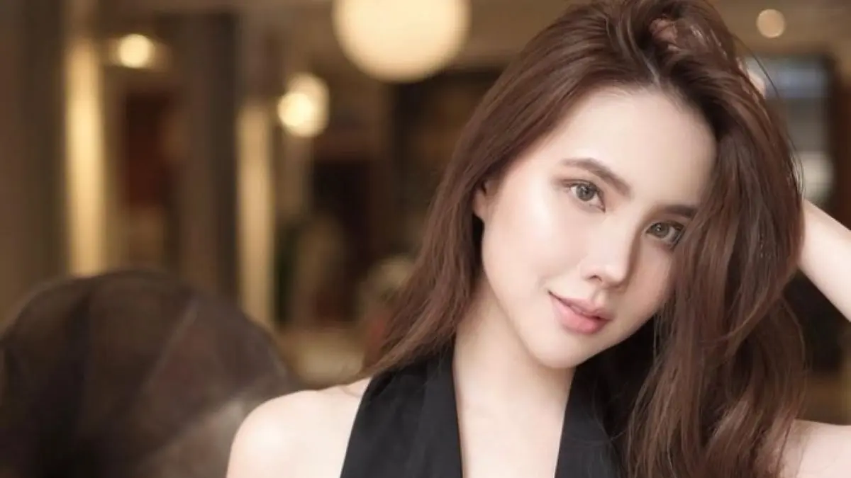 Agatha Chelsea berpose usai mengumumkan keberhasilannya diterima di Harvard University untuk melanjutkan studi S2 di bidang pendidikan dan teknologi.