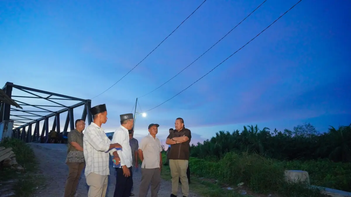 Bupati Batu Bara Baharuddin Siagian saat meninjau lokasi rencana pembangunan Kampung Nelayan Merah Putih di Kecamatan Talawi.
