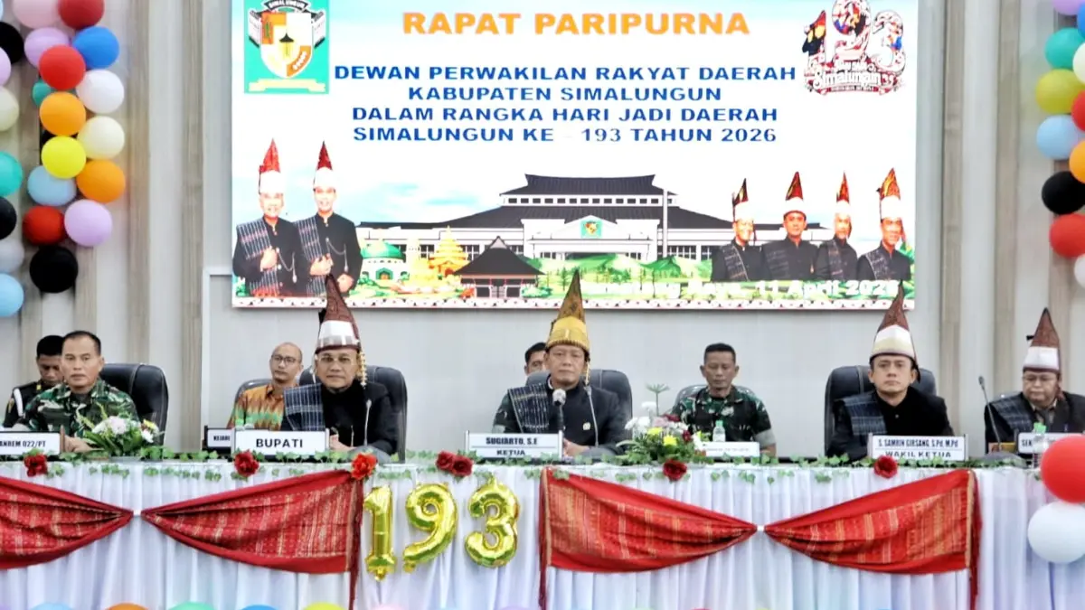 Bupati Simalungun Anton Achmad Saragih bersama pimpinan DPRD saat Rapat Paripurna Istimewa Hari Jadi ke-193 Kabupaten Simalungun di Pamatang Raya, Sabtu (11/4/2026).