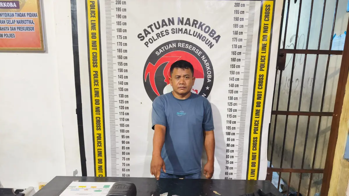 Dua tersangka beserta barang bukti sabu diamankan Sat Narkoba Polres Simalungun dalam pengungkapan jaringan peredaran narkoba.