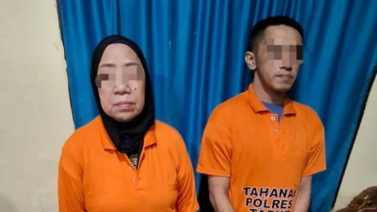 Dua tersangka kasus penyelundupan sabu saat diamankan di kantor polisi usai ditangkap di Bandara Silangit, Tapanuli Utara.