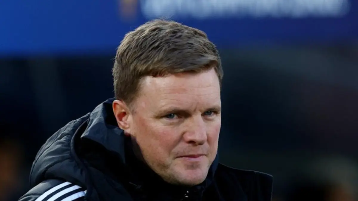 Eddie Howe menegaskan komitmennya tetap melatih Newcastle United meski performa tim menurun dan tekanan pemecatan meningkat.
