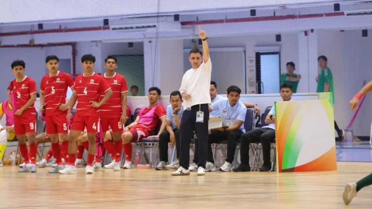 Skuad Garuda Timnas Futsal Indonesia tertunduk usai kalah 1-2 dari Thailand dalam laga final Piala AFF Futsal 2026 di Nonthaburi Sports Complex Gymnasium, Nonthaburi, Thailand, Minggu (12/4/2026). Indonesia gagal mempertahankan gelar juara Piala AFF Futsal.