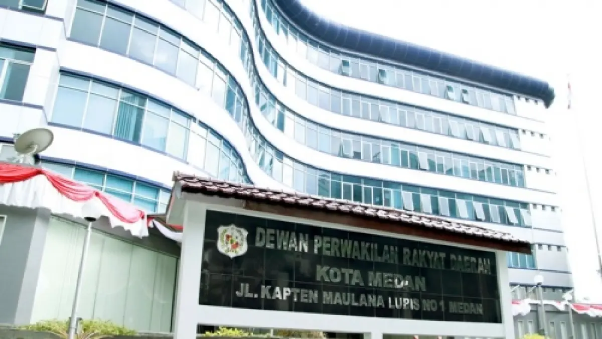 Gedung Kejaksaan Tinggi Sumatera Utara dan DPRD Kota Medan terkait kasus dugaan pungli yang hingga kini masih menunggu kepastian hukum.