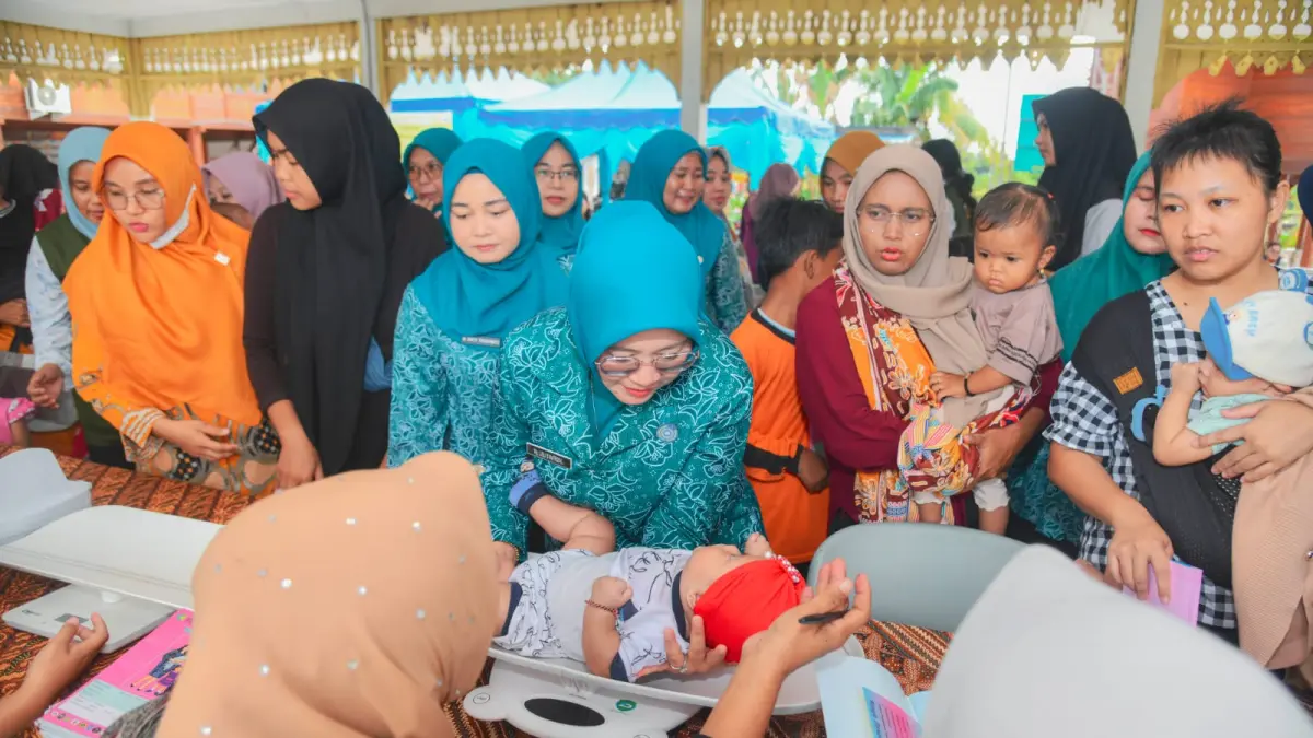 Kegiatan Sepekan Mengejar Imunisasi (PENARI) dalam rangka Pekan Imunisasi Dunia di Kantor Camat Air Putih, Indrapura, Kabupaten Batu Bara.