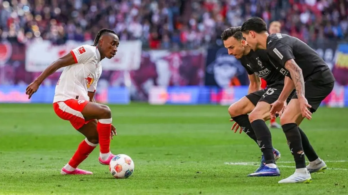 Kevin Diks saat membela Borussia Monchengladbach sebelum mengalami cedera dalam laga melawan RB Leipzig di Bundesliga.