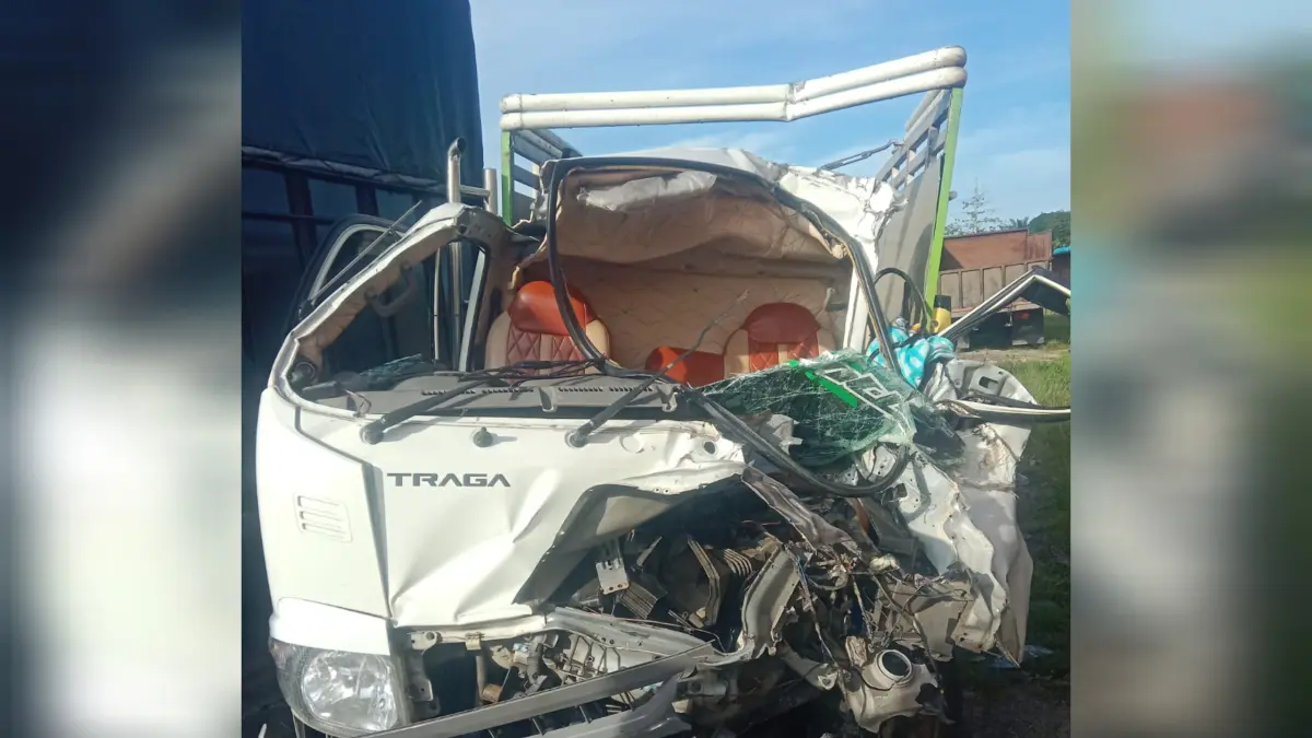 Kondisi mobil pick up yang ringsek setelah menabrak truk tronton di ruas Tol Tebing Tinggi–Indrapura KM 108, Jumat (10/4/2026).
