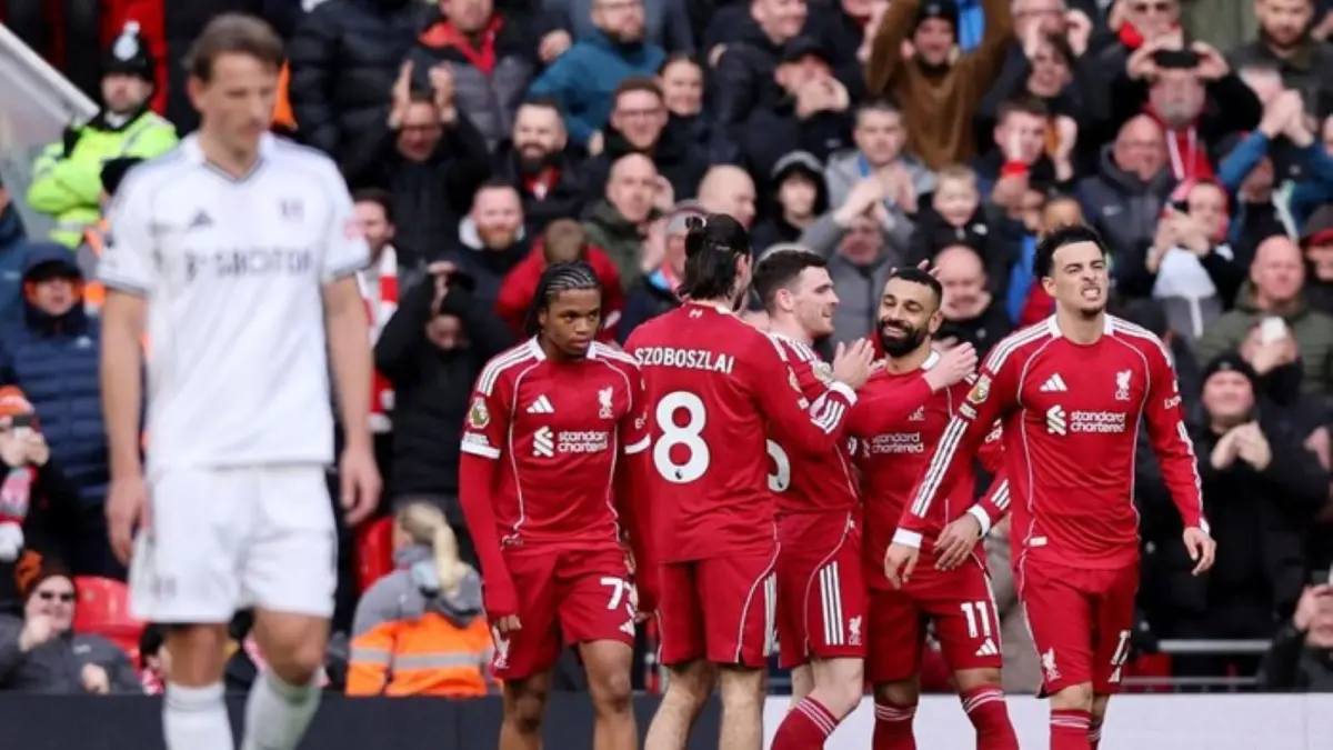 Mohamed Salah merayakan gol saat Liverpool mengalahkan Fulham 2-0 di Anfield, sekaligus mengakhiri tren kekalahan The Reds.