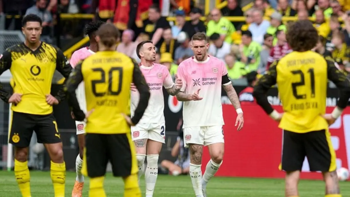 Pemain Bayer Leverkusen merayakan gol Robert Andrich ke gawang Borussia Dortmund di Signal Iduna Park.