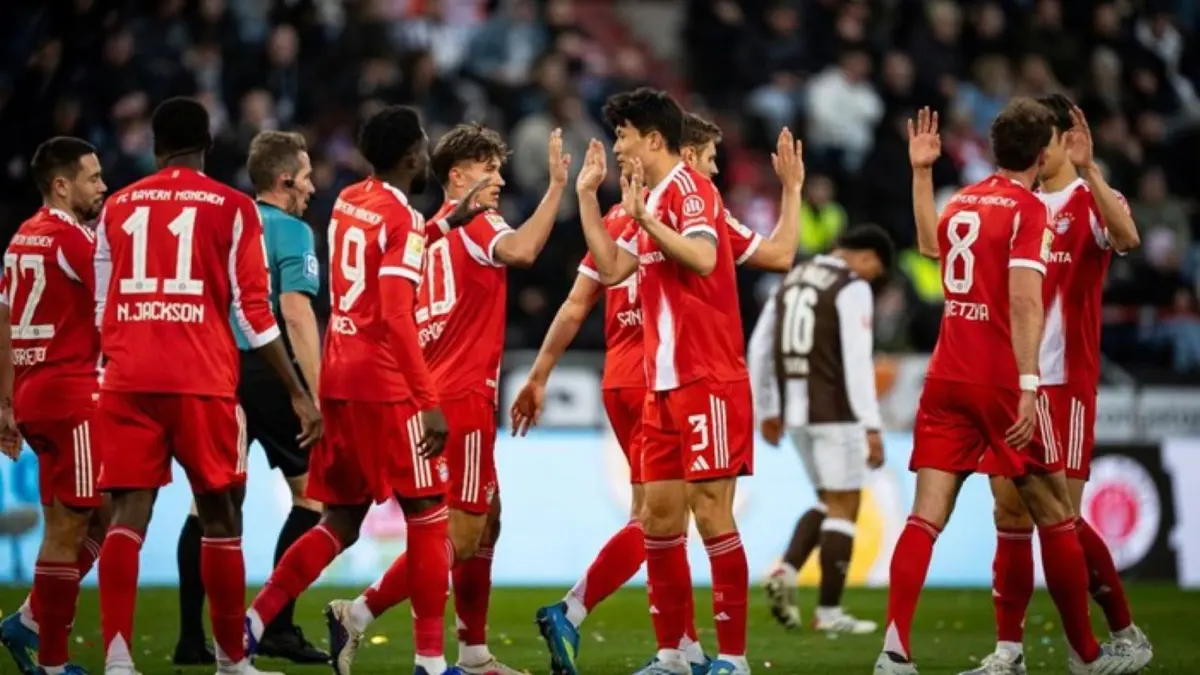 Pemain Bayern Munich merayakan kemenangan telak 5-0 atas St. Pauli di Bundesliga.