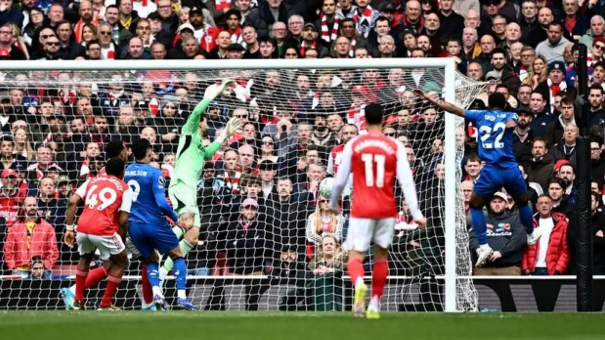 Pemain Bournemouth merayakan gol kemenangan ke gawang Arsenal di Emirates Stadium, yang membuat The Gunners gagal menjauh dari Manchester City di puncak klasemen.