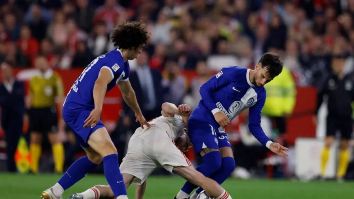 Pemain Sevilla mencetak gol ke gawang Atletico Madrid dalam kemenangan 2-1 di Ramon Sanchez Pizjuan.