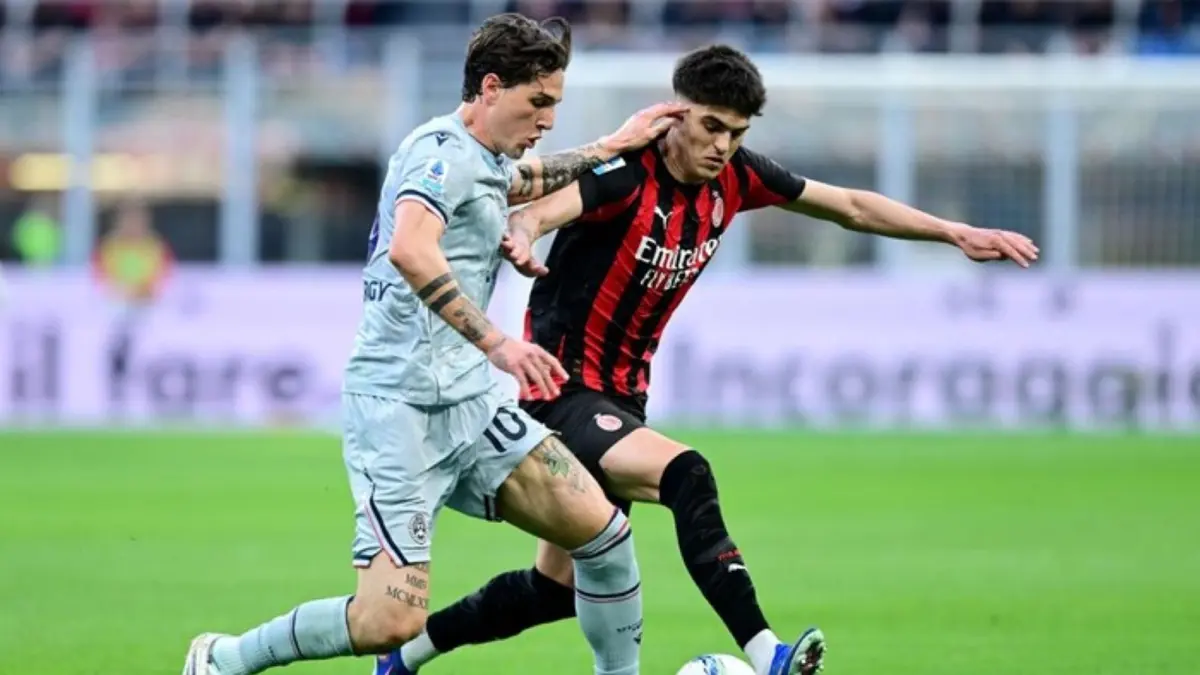 Pemain Udinese dan AC Milan berebut bola di San Siro.