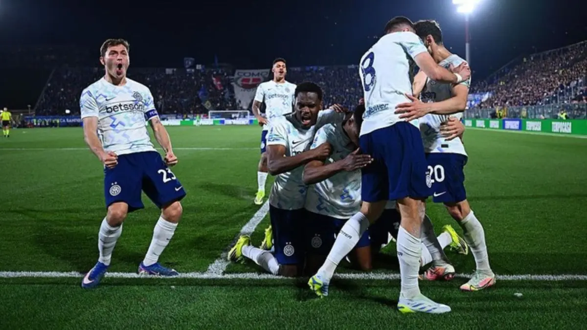 Penyerang Inter Milan Marcus Thuram merayakan gol keduanya ke gawang Como dalam laga pekan Serie A di Stadion Giuseppe Sinigaglia, Como, Senin (13/4/2026) dini hari WIB. Thuram mencetak dua gol krusial dalam kemenangan dramatis Inter 4-3 atas Como.