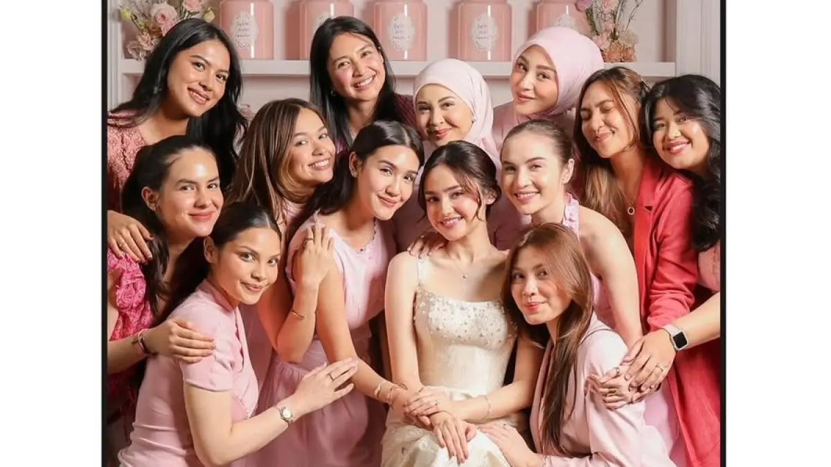 Syifa Hadju berpose bersama bridesmaids saat acara bridal luncheon jelang pernikahannya dengan El Rumi.