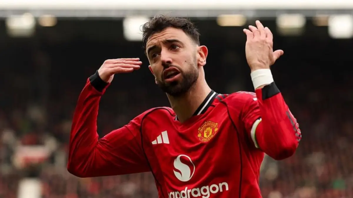 Gelandang serang Manchester United Bruno Fernandes beraksi dalam laga Premier League musim 2025/2026. Kapten timnas Portugal itu telah menyumbang 8 gol dan 16 assist dari 28 penampilan musim ini, namun kontraknya bersama MU akan habis pada musim panas 2027.