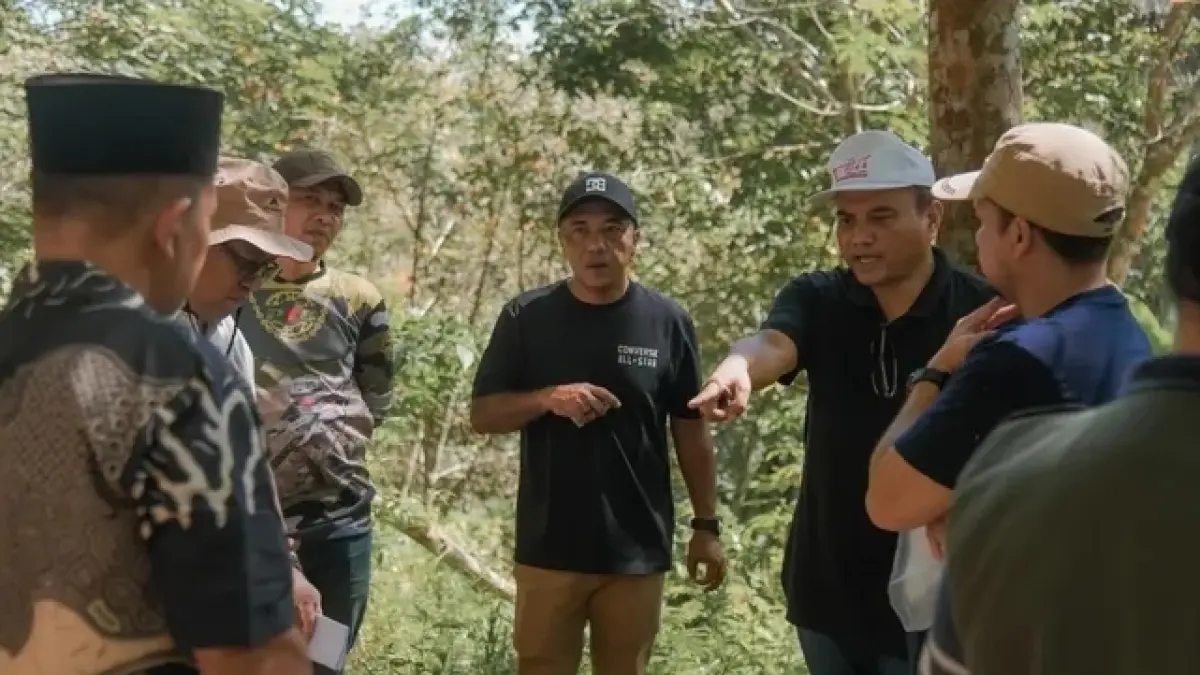 Wali Kota Padangsidimpuan Letnan Dalimunthe bersama Sekda Rahmat Marzuki Nasution meninjau lokasi rencana pembangunan 1.133 hunian tetap.