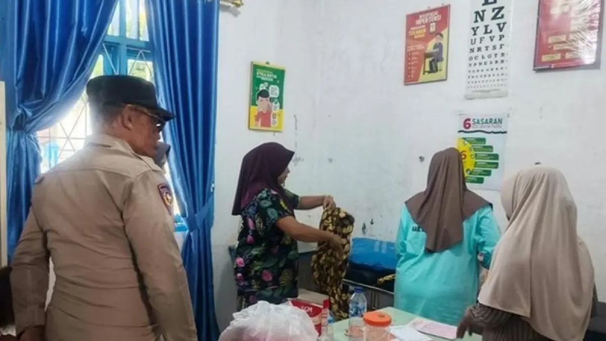 Bayi saat dibawa ke Puskesmas untuk mendapat perawatan. (foto:Dok.Polres)