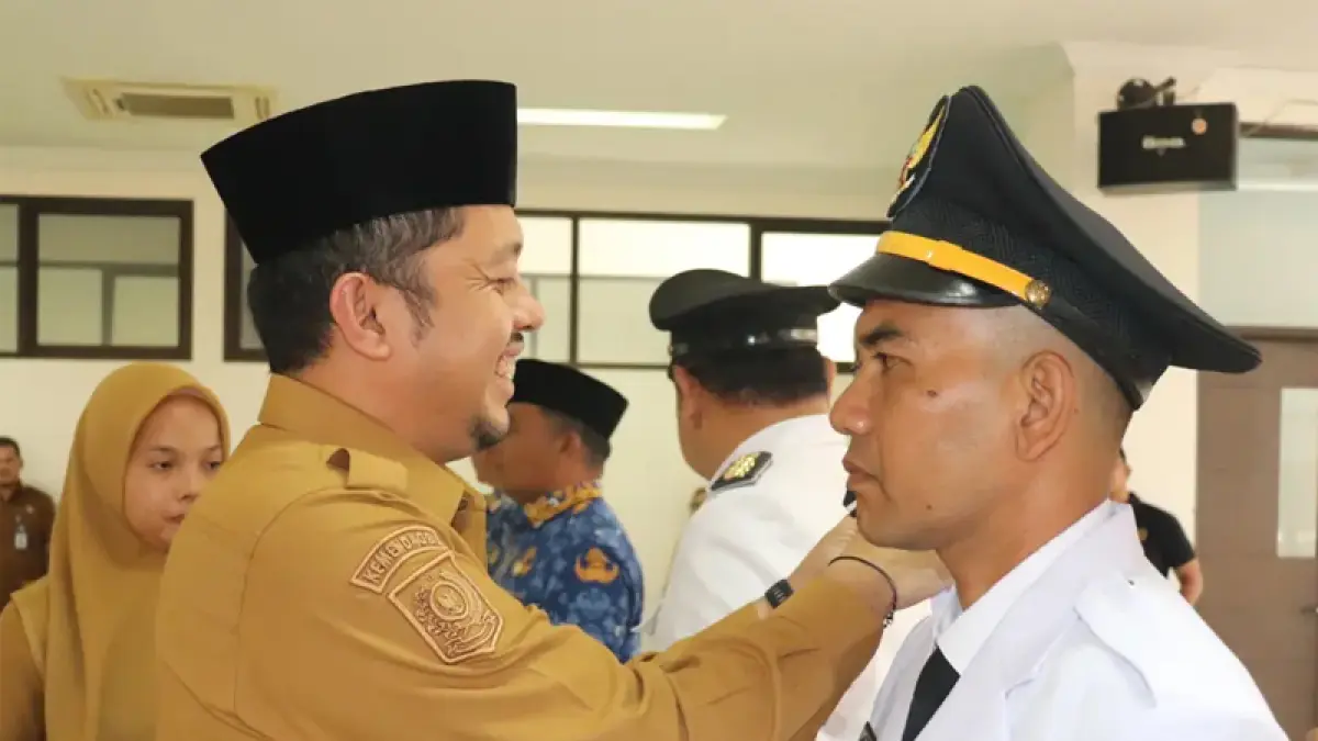 Bupati Paluta H Reski Basyah Harahap saat melantik sejumlah pejabat eselon, Senin (13/4).(Foto: Istimewa)
